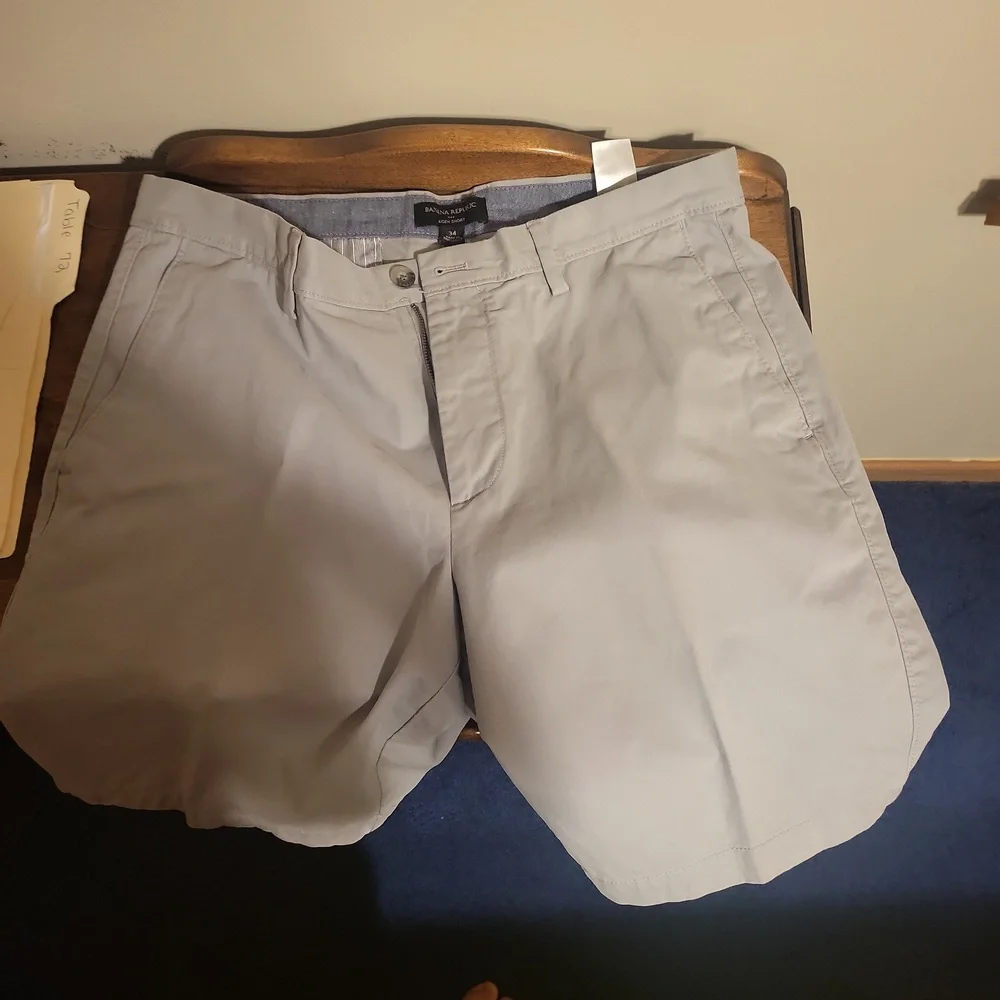 Banana Republic shorts. Lightly used. Size 34 - Picture 3 of 3